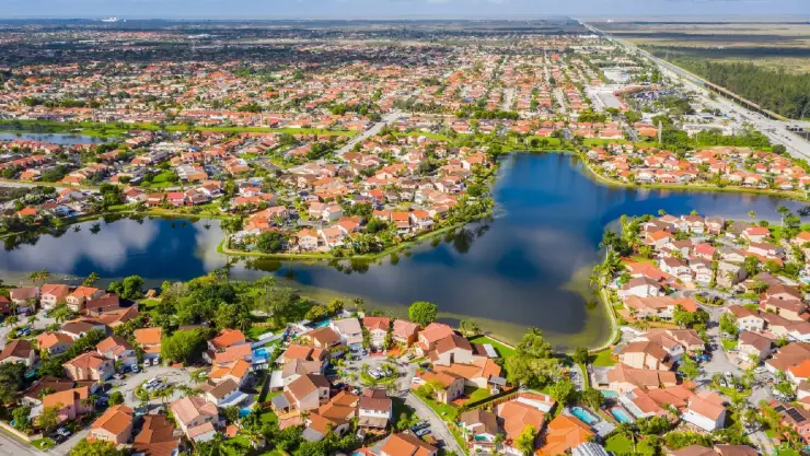 una pintoresca imagen de casas en Florida