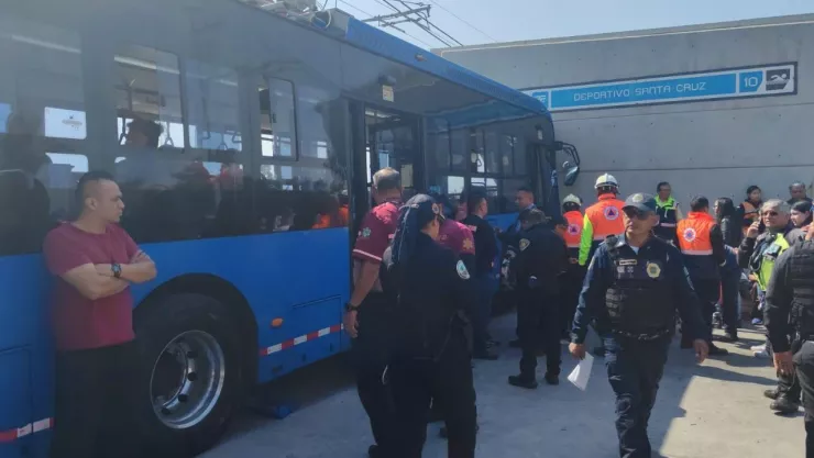 Choca trolebus elevado en Iztapalapa