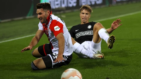 Falta sobre Santiago Giménez en partido de la Europa League