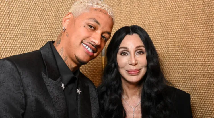 cher sale con hombres mas jovenes