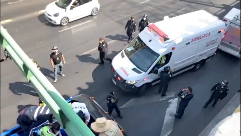 Policías rescatan a mujer que intentó colgarse del poste del Trolebús