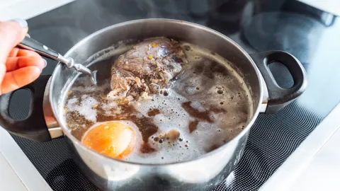 El alimento que es el más rico de colágeno natural y deja hermosas a tus uñas y cabello: caldo de huesos de res