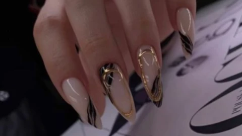 diseños de uñas beige con dorado y negro