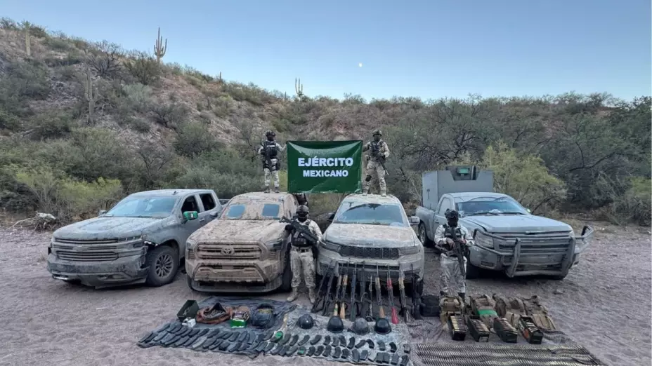 Ejército mexicano decomisan armas y camionetas