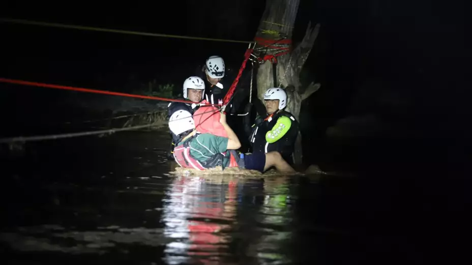 Rescatan a más de 20 personas en el río Ramos en Nuevo León