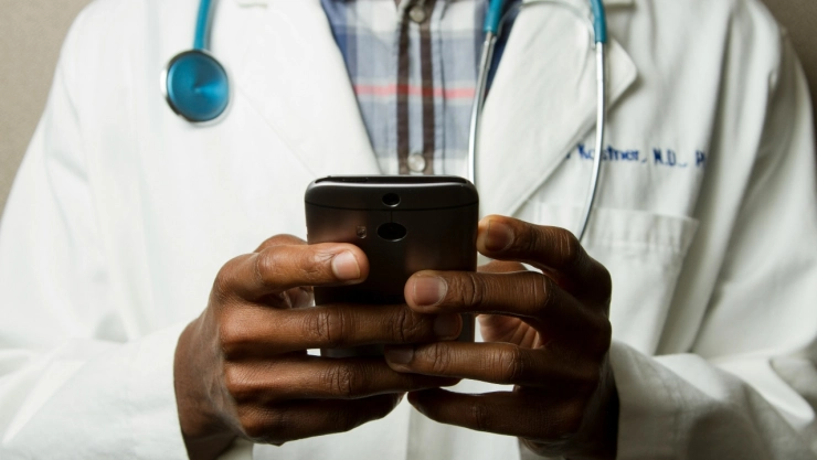 Esto pasó con el adolescente que suplantó a un doctor en Inglaterra.