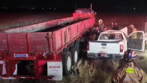 Hombre que impactó su camioneta contra un tráiler en Aguascalientes murió en el hospital (IMÁGENES)