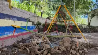 A un mes de la tragedia, escuela en Pahuatlán sigue sepultada entre lodo y piedras