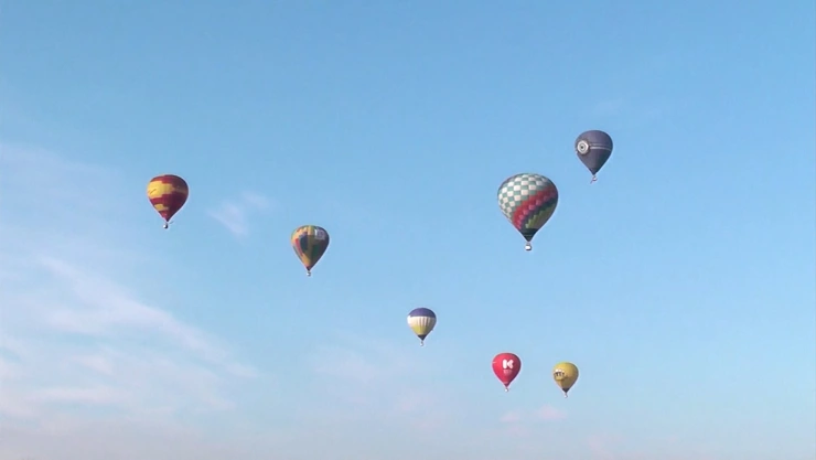 Globos aerostáticos pintan de colores el cielo en Crimea
