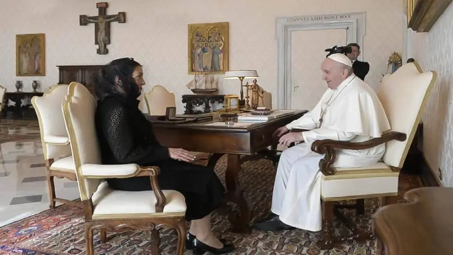 Beatriz Gutiérrez Müller se reunió con el Papa y le entregó carta de AMLO