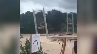 Puente es “devorado” por la corriente.png