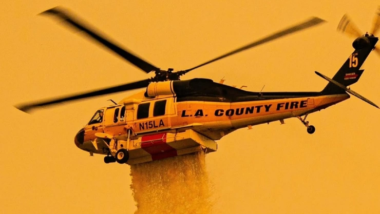 Helicóptero contra incendios en California