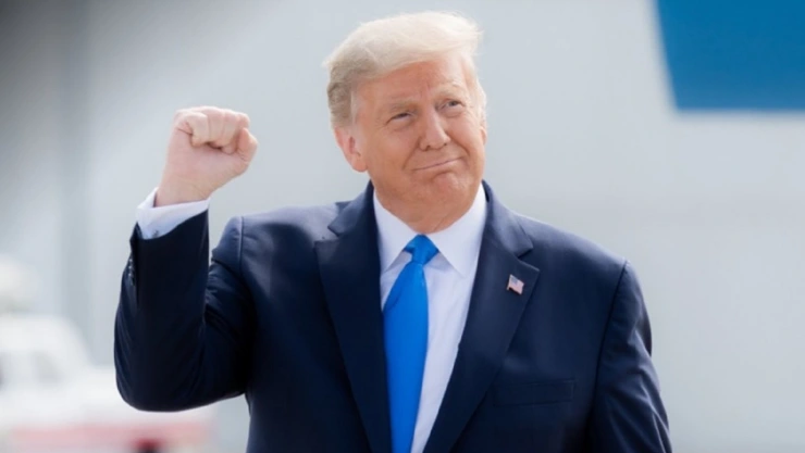 Trump celebra con mano en lo alto