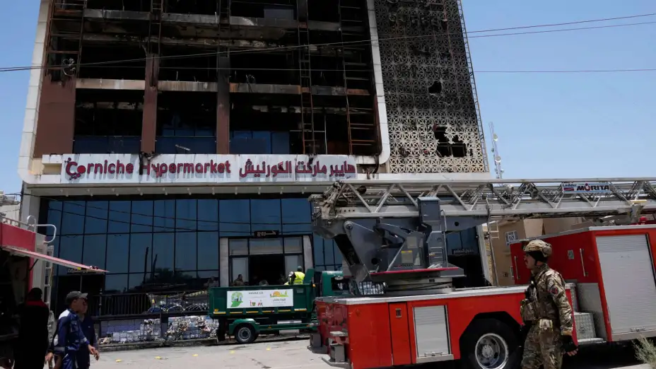 Escena tras un incendio en un centro comercial en Irak.