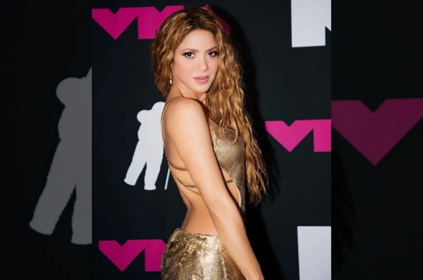 Shakira saludando (2).jpg