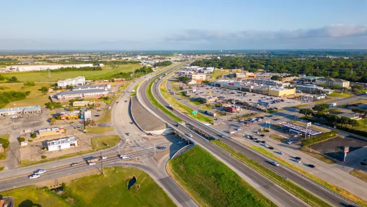 En el corazón de Texas, a solo una hora de la bulliciosa Houston, se encuentra un pueblo que ofrece un contraste encantador a la vida urbana: Brenham.