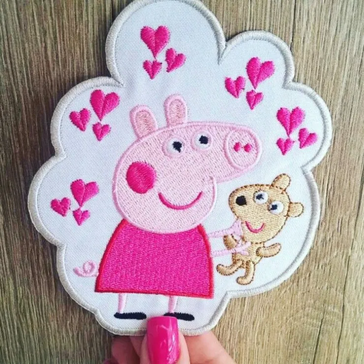 Coloca parches de tela de Peppa Pig en tus estuches para personalizarlos
