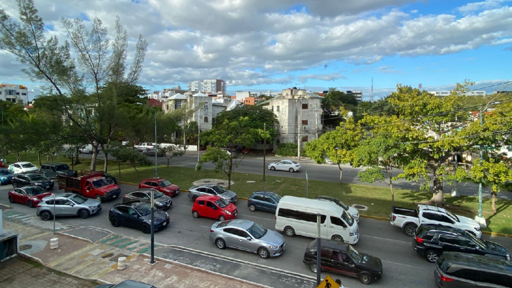 Tráfico en Cancún hoy 17 de enero Flujo lento en av. Bonampak