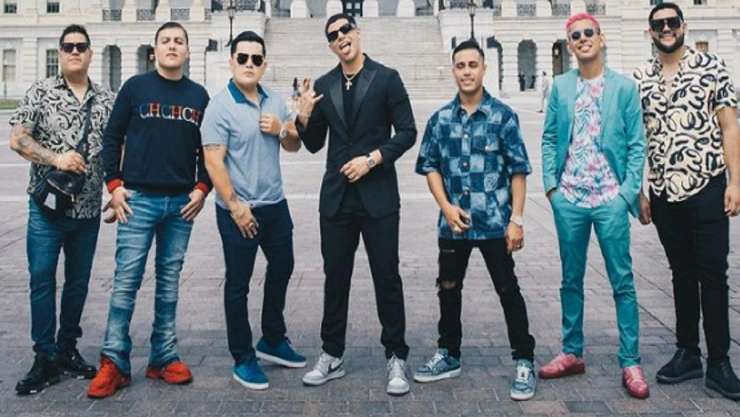 abuchean a grupo firme