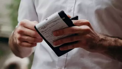 Mesero devuelve propina a cliente por no llegar a lo sugerido y lo evidencian en redes.jpg