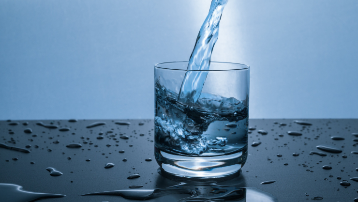 Repercusiones de tomar agua en exceso