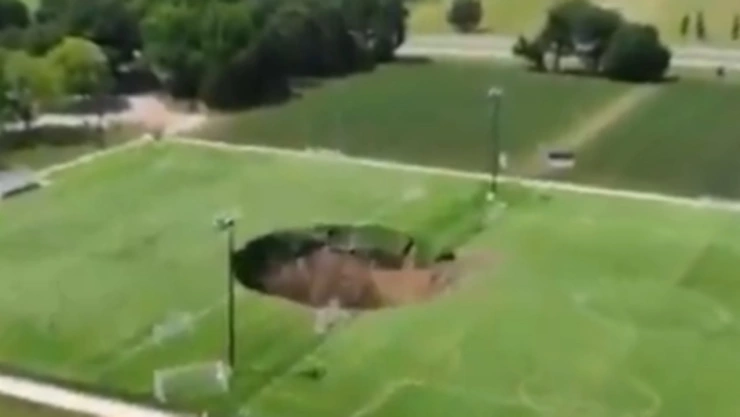 Momento exacto en que se forma impresionante socavón en campo de futbol