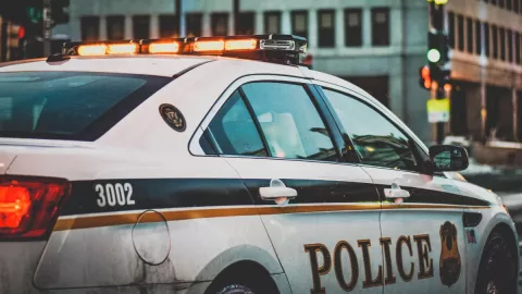 Un niño de 3 años muere dentro de auto en Florida por golpe de calor.