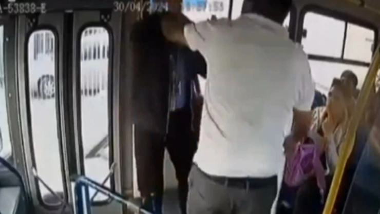 Chofer de autobús de la línea Xinantécatl enfrenta al acosador de una joven