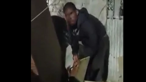 Captan a indigente comiéndose un perrito en Guanajuato