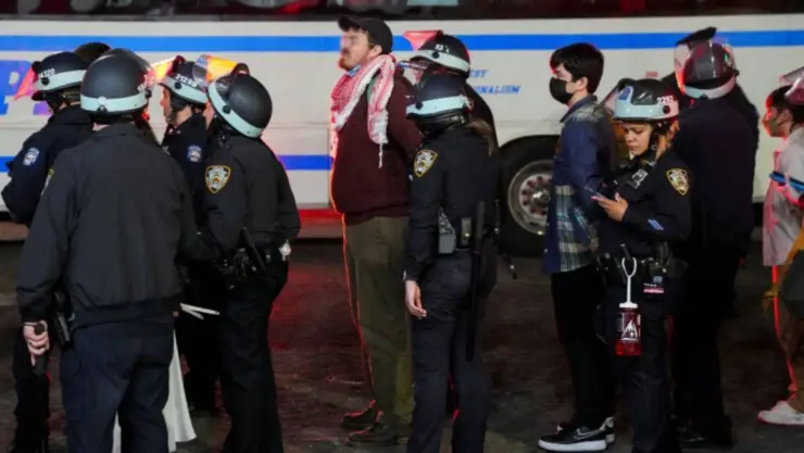 Policía irrumpe en campus de la Universidad de Columbia para restaurar la seguridad en Nueva York