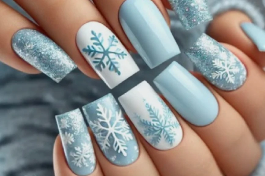 10 ideas de uñas copo de nieve para presumir en Navidad