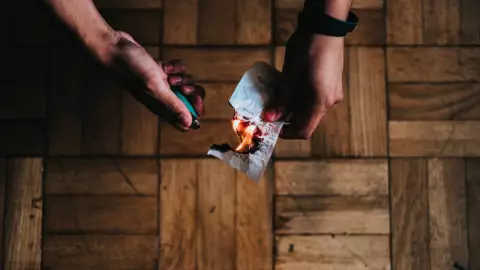 Ex Marino estadounidense amarró y quemó a su esposa hasta la muerte frente a sus hijos