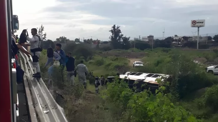 Accidente autopista Salamanca-Querétaro deja un muerto y varios estudiantes heridos hoy 26 de septiembre