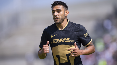 Eduardo Salvio en un juego con Pumas