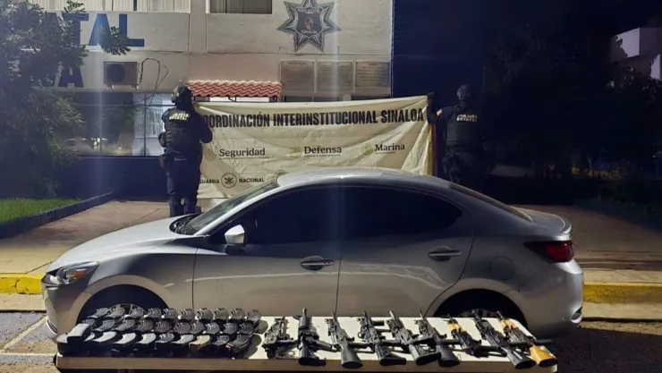 Aseguran carro con 8 fusiles AK-47 en Bellavista, Culiacán..jpg