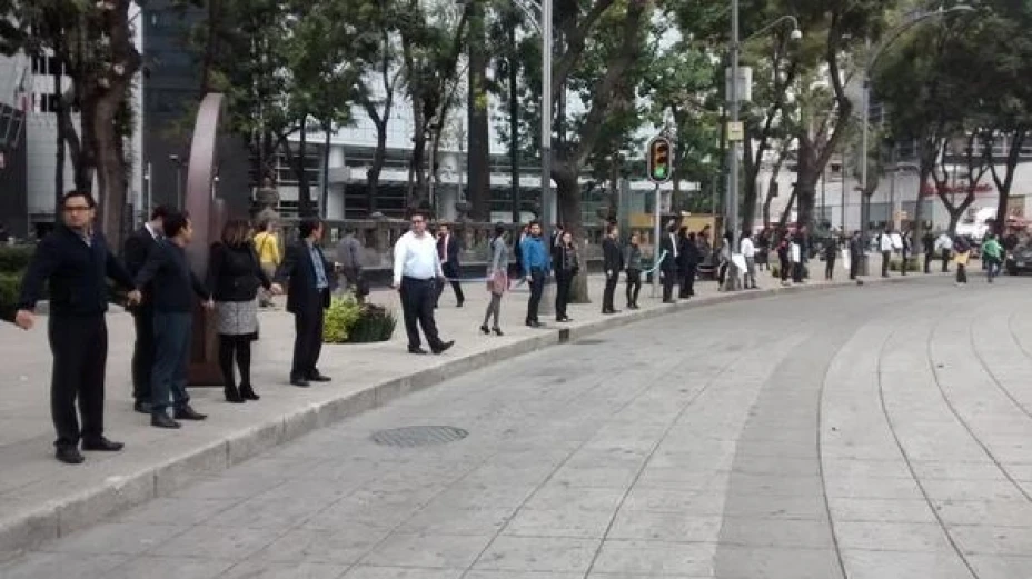 Oficinistas sacrifican hora de comida para apoyar #AccionGlobalPorAyotzinapa