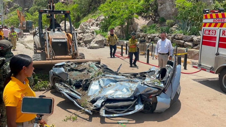 deslave-en-el-cerro-del-faro-mazatlan-deja-dos-lesionados-y-varios-autos-afectados
