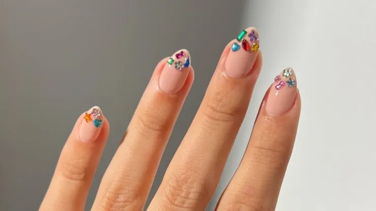 uñas con piedras de colores Semana Santa 2026