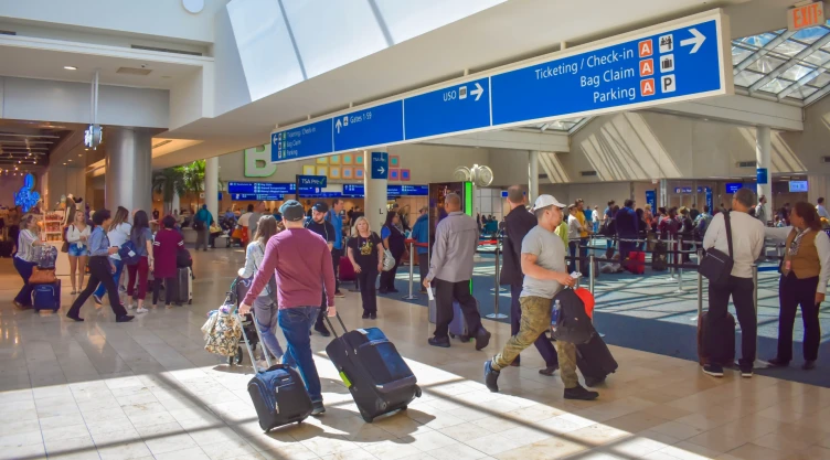 Zona del Aeropuerto Internacional de Orlando transitada por pasajeros.