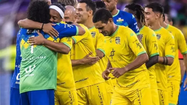 Rafa Márquez comparte cancha de nuevo con Ronaldinho