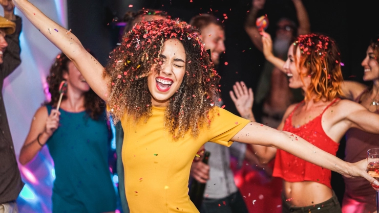 Una joven baila en un club nocturno.
