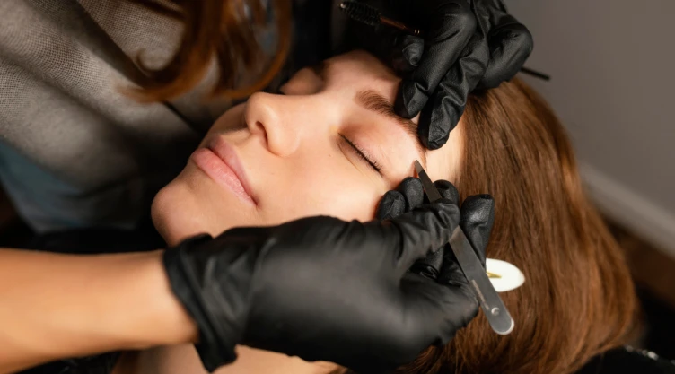 /estilo-de-vida/delineador-cejas-afinar-mirada