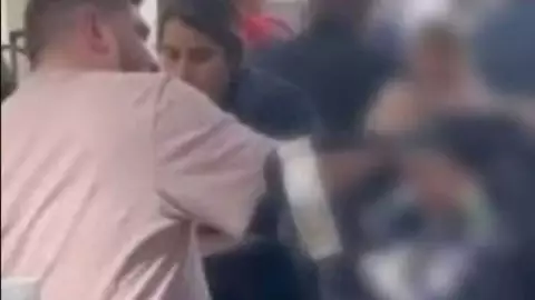 VIDEO_ Captan a hombre golpeando a un bebé en plena vía pública