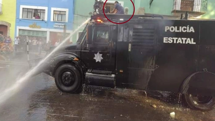 joven sube camión antimotín represión marcha m8 tlaxcala