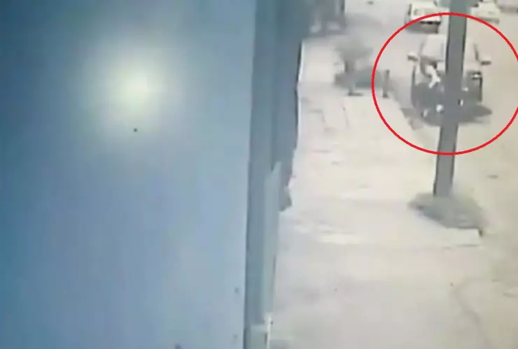 Filtran momento en que abuelito logra arrollar a asaltantes que le robaron 2.5 mdp