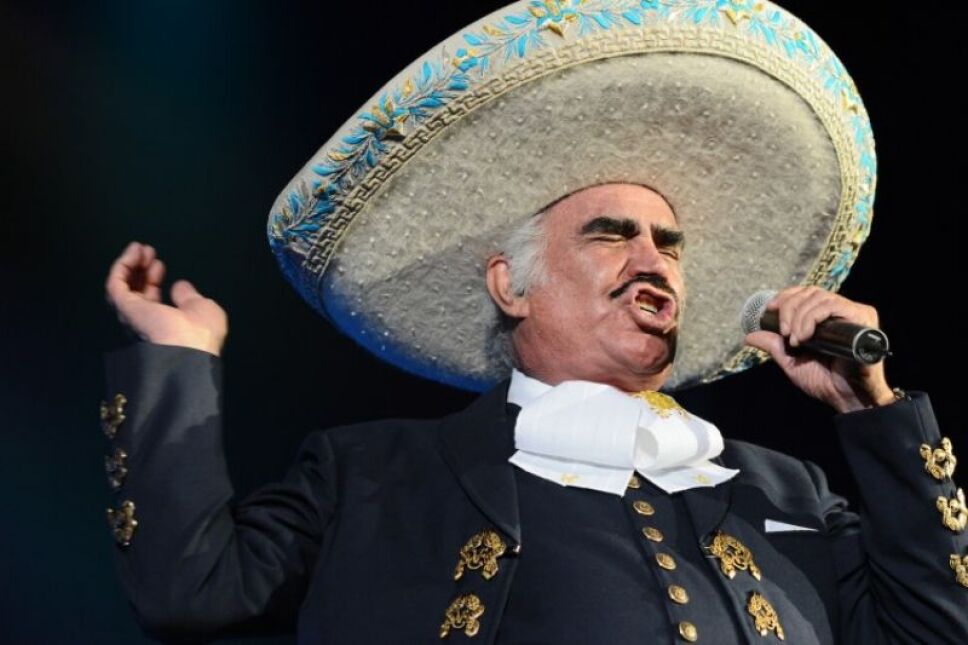 Vicente Fernández mejora y sale de terapia intensiva