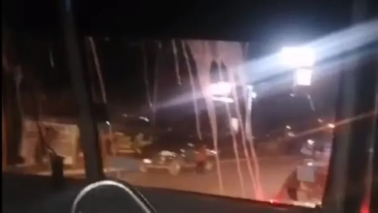 VIDEO Lanzan huevos a camión de transporte de personal durante noche de Halloween en Tijuana