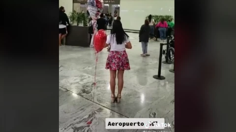 No la reconoció en el aeropuerto