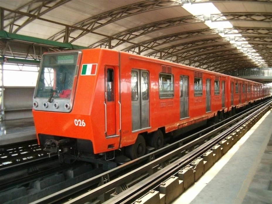 En la estación Viaducto de la Línea 2 del Sistema de Transporte Colectivo el policía bancario Altelmo Amaro Sánchez ubicó al culpable por la media filiación que le dieron y logró capturarlo antes que abandonara las instalaciones