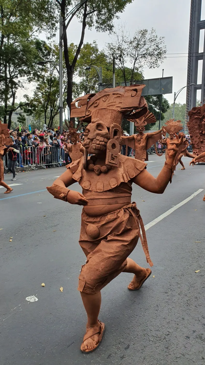 2 mil 500 artistas en acción, 11 carros alegóricos, 22 comparsas y diversos grupos de coreografías llenaron de alegría el corazón de la CDMX.